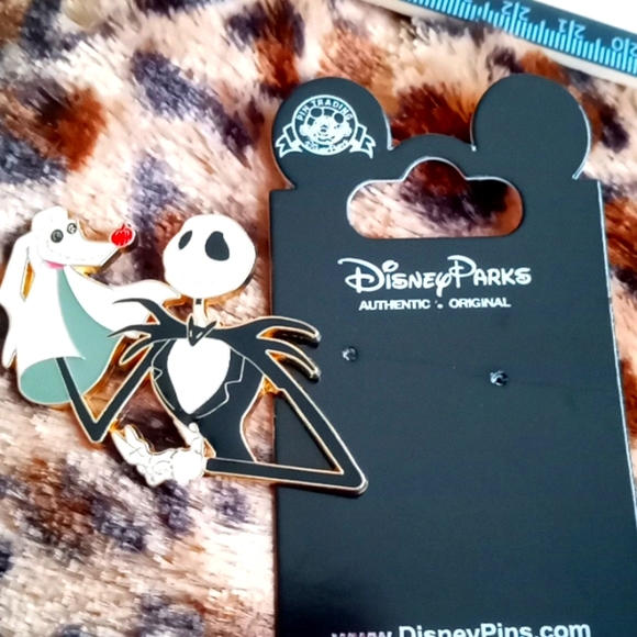COPY - DISNEY LIMITED EDITION JACK SKELETON AND ZERO PIN - Picture 6 of 6